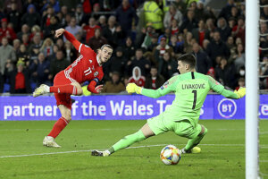 Gareth Bale (vľavo) strieľa gól v kvalifikačnom zápase na EURO 2020 Wales - Chorvátsko.