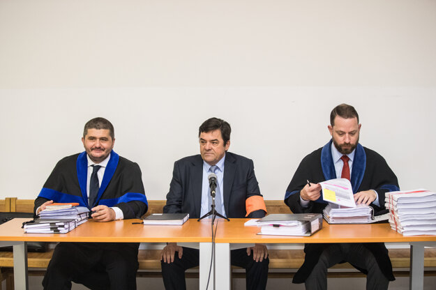 Marian Kočner (v strede) s obhajcami.