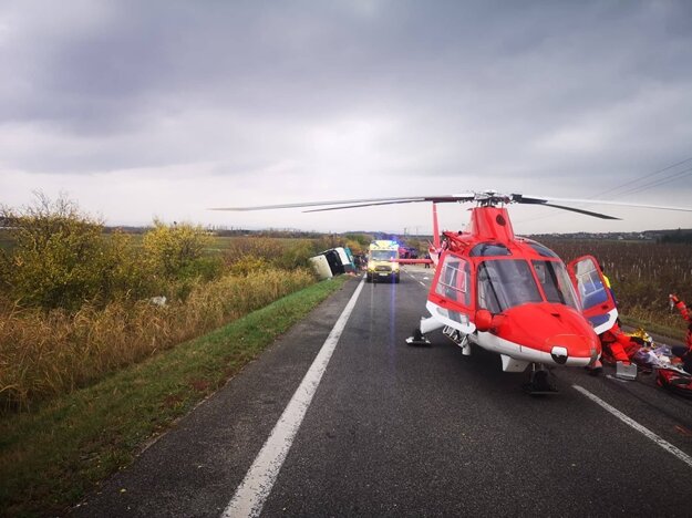 Hasiči zasahujú pri tragickej dopravnej nehode, ktorá stala v katastri obce Nitrianske Hrnčiarovce, okres Nitra. Pri nehode došlo k zrážke nákladného vozidla a autobusu s cestujúcimi.