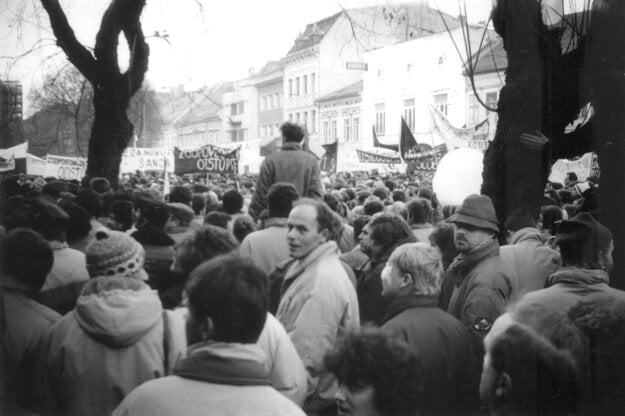Prvý verejný občiansky míting sa konal v Košiciach v piatok 24. novembra 1989 pred Štátnou vedeckou knižnicou. „V ovzduší bolo cítiť odhodlanie, ale aj napätie zároveň. Neznámi ľudia sa navzájom povzbudzovali, dodávali si odvahu, ale často sa aj v obave obzerali okolo seba. V tej chvíli nikto nemohol tušiť, ako sa bezpečnostné a silové zložky režimu zachovajú. Fotografie som zhotovil malým ruským fotoaparátom Smena, ktorý som ukrýval v rukáve,