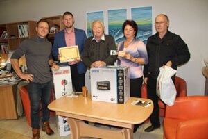Zľava športový redaktor Tomáš Ferenčík, víťaz Martin Tomaga, Jaroslav Garbiar, Vierka Stoklasová a Ján Štít.