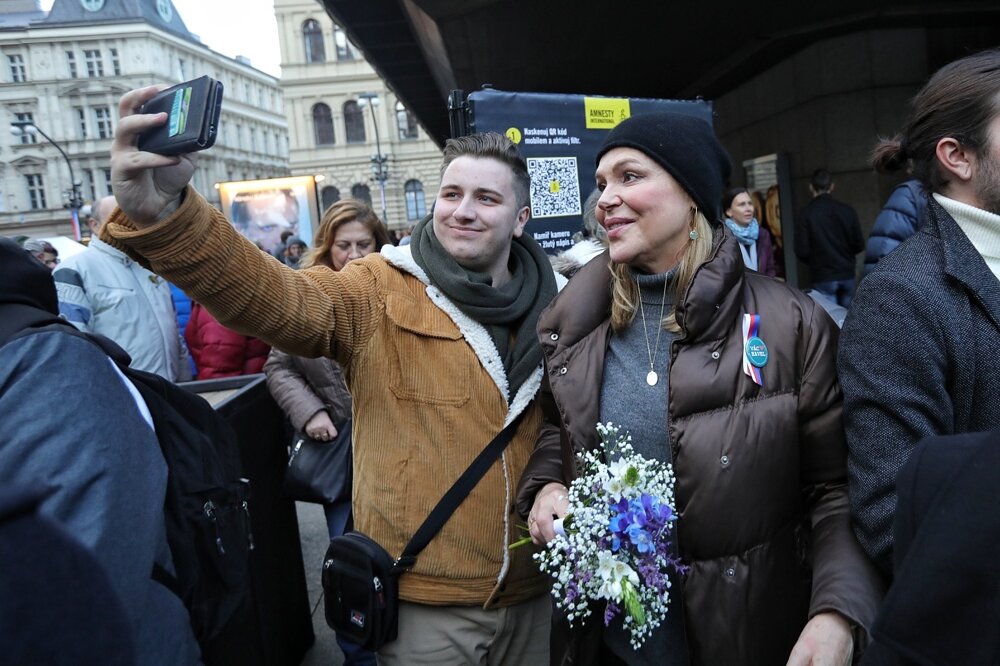 Ľudia zastavujú Dagmar Havlovú.
