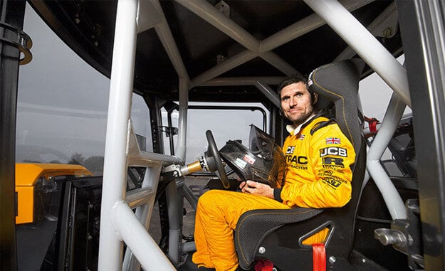 Guy Martin v kresle JCB Fastrac - najrýchlejšeho traktoru na svete