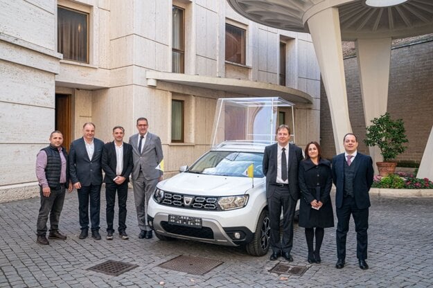Skupina Renault darovala pápežovi Františkovi nový papamobil - Daciu Duster 4x4