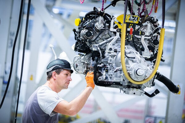 Zložitá situácia automobiliek sa začína týkať aj Slovenska, Volkswagen odvolal zmeny v časti výroby