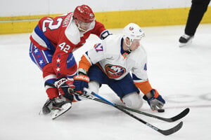 Obranca Washingtonu Martin Fehérváry (vľavo) v súboji s útočníkom Leom Komarovom z New York Islanders.