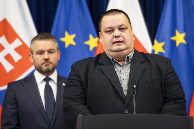 Hlavný hygienik Ján Mikas počas tlačovej konferencie k prvému potvrdenému prípadu nákazy novým koronavírusom na Slovensku v Bratislave. Za ním premiér Pellegrini.