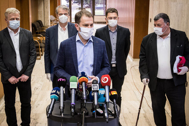 Igor Matovič počas prestávky rokovania krízového výboru.
