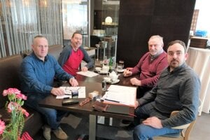 Podpis zmluvy o spolupráci. Zľava Milan Matia, Milan Janík, predseda HC Zubří Jaroslav Dořičák a manažér českého klubu Michal Balhárek.