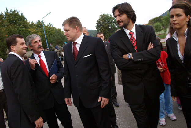 V roku 2007 sa na oslavách 70. výročia zbrojárstva na Slovensku v Dubnici nad Váhom zúčastnil Robert Fico, Robert Kaliňák a František Kašický. Miroslav Solava druhý zľava.