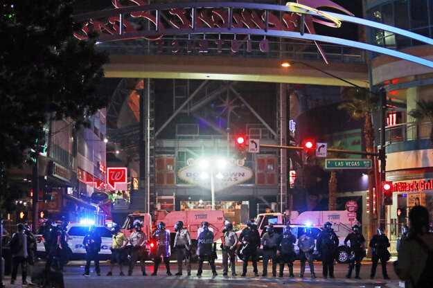 Policajný kordón na Fremont Street v Las Vegas.