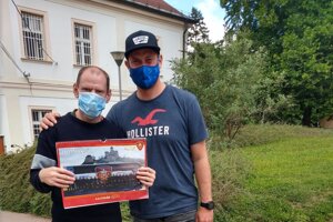 Michal Valent (vpravo) podporil Domov sociálnych služieb v Adamovských Kochanovciach. 