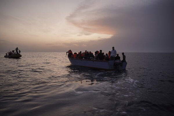 Počet migrantov na ceste z Turecka do Grécka medziročne klesol