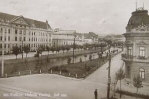 Mlynský náhon a vľavo bývalé Železničné riaditeľstvo - dnes Gorkého ulica so zachovanou časťou vodného toku, ktorý je predmetom revitalizácie. Rohová budova na pravej strane už neexistuje.