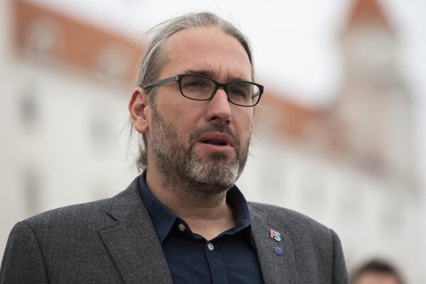 Europoslanci chcú otvorenú diskusiu o národnom pláne obnovy