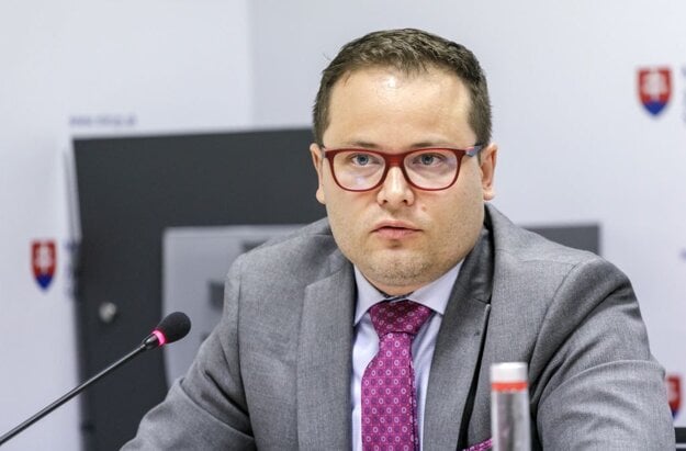 Jedným z kontroverzných členov výberovej komisie na stanice záchraniek je Matej Ovčiarka, ktorý v minulosti pôsobil so šéfom Agelu Michalom Pišojom v dvoch firmách.  (zdroj: TASR)