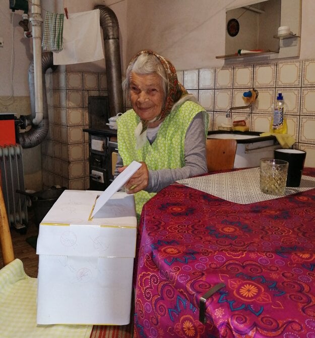V Abramovej volila aj najstaršia obyvateľka obce Paulína Chovanculiaková, ktorá má 94 rokov.