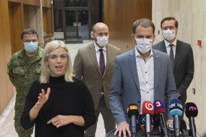 v popredí vpravo premiér Igor Matovič, v pozadí sprava minister zdravotníctva Marek Krajčí, minister obrany Jaroslav Naď a náčelník Generálneho štábu Ozbrojených síl Daniel Zmeko na brífingu s novinármi počas prestávky zasadnutia Ústredného krízového štábu.