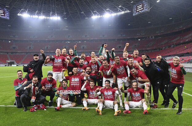 Maďarskí futbalisti oslavujú postup na EURO v prázdnej Puskásovej aréne v Budapešti.