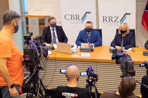 Zľava člen Rady pre rozpočtovú zodpovednosť Juraj Kotian, predseda Rady Ján Tóth a členka Rady Anetta Čaplánová.