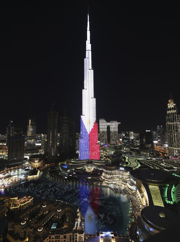 Vítanie Nového roka v Spojených arabských emirátoch, na snímke budova Burdž Chalifa v Dubaji vysoká 829,8 metra.