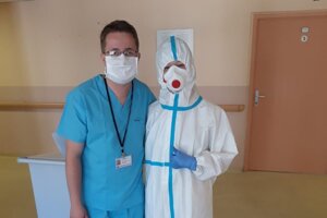Michal Adamišin sa už naučil usmievať aj v rúšku a navlečený v  hygienickom obleku.