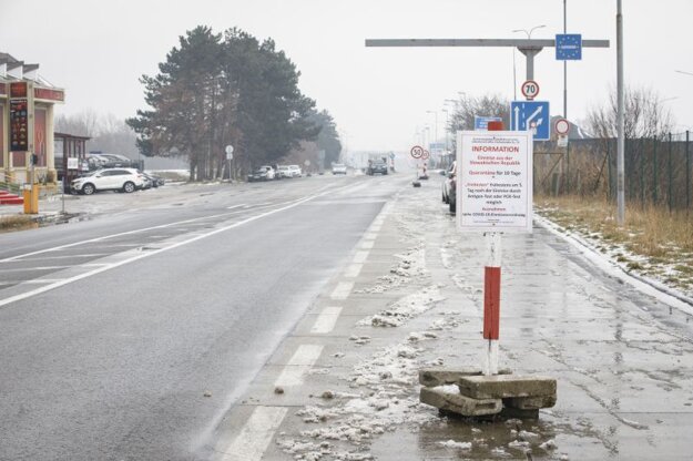 Situácia na hraničnom priechode Bratislava - Berg v smere do Rakúska počas sprísnenia opatrení na hraničných priechodoch od 17. februára 2021 v súvislosti s novými mutáciami koronavírusu. 