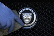 Logo Jaguar Land Rover.