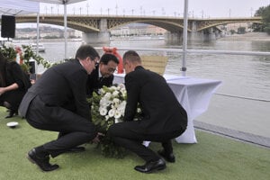 Zľava starosta Budapešti Gergely Karácsony, juhokórejský veľvyslanec v Maďarsku Kju Sik-čchoe a maďarský minister zahraničných vecí Péter Szijjártó kladú veniec k pamätníku obetiam potopenej vyhliadkovej lode Hableány neďaleko miesta nehody na nábreží Dunaja pri Margetinom moste v Budapešti.