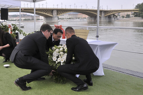 Zľava starosta Budapešti Gergely Karácsony, juhokórejský veľvyslanec v Maďarsku Kju Sik-čchoe a maďarský minister zahraničných vecí Péter Szijjártó kladú veniec k pamätníku obetiam potopenej vyhliadkovej lode Hableány neďaleko miesta nehody na nábreží Dunaja pri Margetinom moste v Budapešti.
