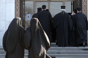 Srbskí pravoslávni biskupi prichádzajú na voľbu nového patriarchu srbskej pravoslávnej cirkvi v pravoslávnom chráme sv. Sávu v Belehrade v Srbsku.