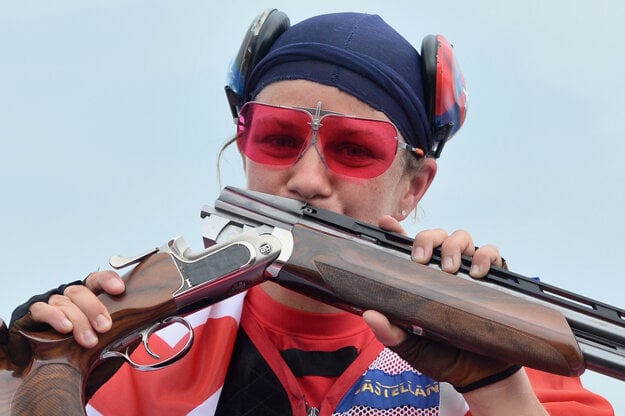 Slovenská strelkyňa Zuzana Rehák Štefečeková sa teší zo zisku zlatej medaily.