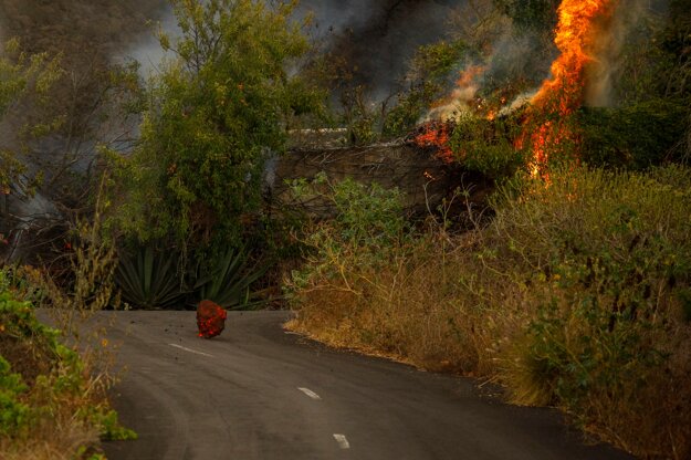 Láva sa valí cez ostrov La Palma, vznikajú požiare.