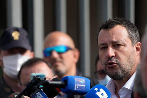 Matteo Salvini odpovedá na otázky médií pri príchode na súd.