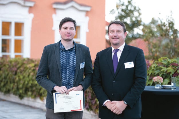 Absolvent FI MU Samuel Pastva (vlevo) převzal z rukou generálního ředitele Atos ČR Vladka Šlezingra ocenění za první místo v prestižní soutěži Cena Josepha Fouriera 2021.