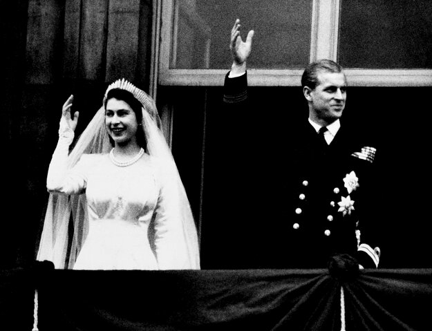 Oficiálna svadobná fotografia princeznej Alžbety a princa Philipa, vojvodu z Edinburghu z 20. novembra 1947.
