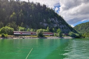 Loďkou sa plavíte v priezračnej a sviežej vode a naskytne sa vám takýto pohľad na vlak idúci popod skaly. 