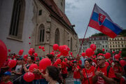 Účastníci zhromaždenia a pochodu Hrdí na rodinu