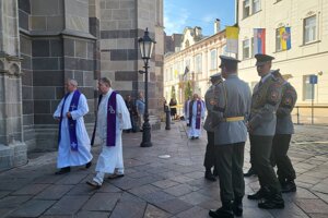 Veriaci sa už zhromažďujú pred vstupom do katedrály, dostávajú program slávnostnej pohrebnej omše a postupne prichádzajú aj cirkevní hodnostári.