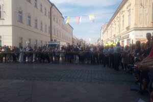 Ľudí pred katedrálou stále pribúda, v dave prevládajú staršie ročníky, čaká sa na príchod najvyšších ústavných činiteľov. 