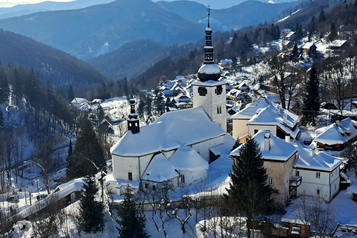 Úchvatný Výhľad ženie ľudí Na Obrovskú Haldu Banskej šachty Dedina V Horách Je Plná Skvostov ktorý mal vojsť