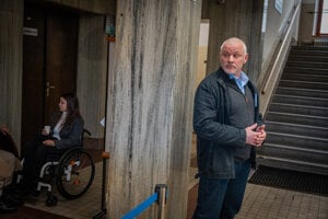 Bývalý inštruktor policajnej akadémie Vladimír Šeparnev na súde, vľavo postrelená kadetka Michaela Hozáková.