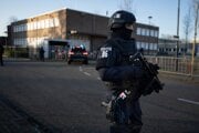 Holandská polícia pred súdom.