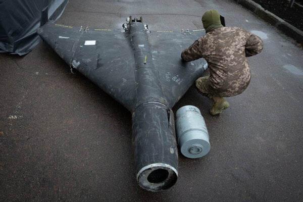 Ukrajinský vojak s iránskym dronom Šahíd vystreleným z Ruska.