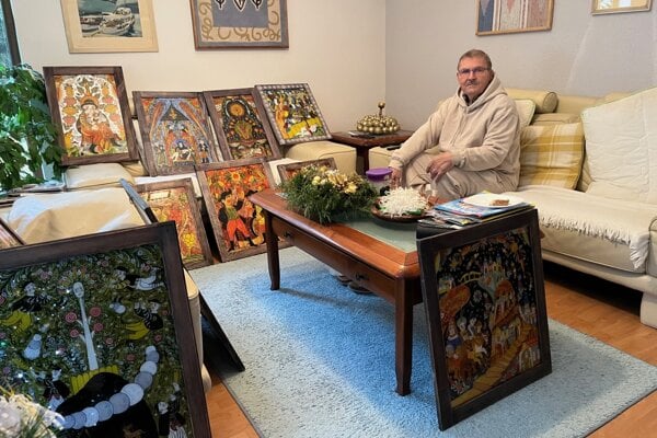 Ján Papco so svojou zbierkou obrazov na skle.