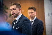 Minister zdravotníctva Kamil Šaško (Hlas) a predseda Lekárskeho odborového združenia (LOZ) Peter Visolajský po rokovaní vlády SR.