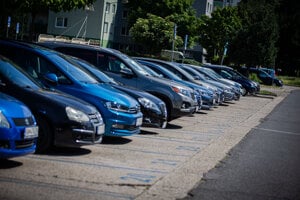 Rezidentské parkovanie v Petržalke označujú modré čiary.