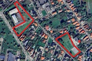 Červenou farbou sú vyznačené pozemky pri dvoch budovách SOŠ hotelových služieb a obchodu v Nových Zámkoch, ktoré chce župa vymeniť za penzión v Radave a priľahlé pozemky. 