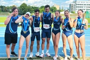Časť medailistov ŠK ŠOG Nitra na oblastnom šampionáte v Trnave. 