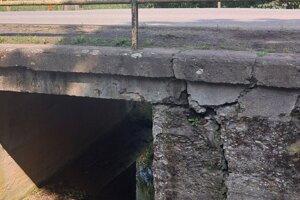 Poškodenia na moste.
